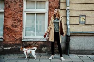 femme se promène avec un chien photo