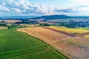 vue aérienne des champs agricoles et verts en campagne photo