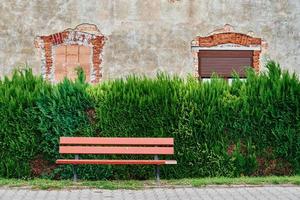 extérieur de la vieille maison avec banc pour se détendre photo