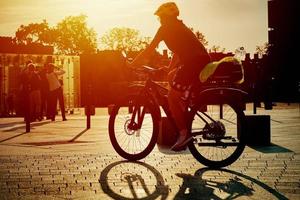 femme balade en vélo de sport dans la rue de la ville photo