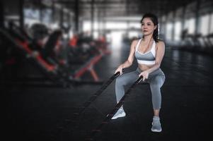 gros plan belle sportive asiatique porter un soutien-gorge de sport sur le mur de la salle de gym, la thaïlande aime la santé, le concept d'entraînement de femme mince