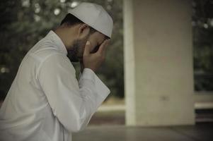 prière de l'homme islam asiatique, jeune musulman priant, concept du festival du ramadan photo