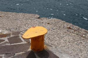 poste d'amarrage au bord de la mer pour l'amarrage des bateaux et des yachts. photo