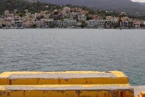 poste d'amarrage au bord de la mer pour l'amarrage des bateaux et des yachts. photo