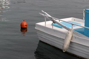 poste d'amarrage au bord de la mer pour l'amarrage des bateaux et des yachts. photo