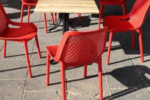 chaise et table dans un café dans un parc de la ville près de la mer. photo