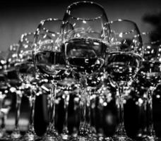 beaucoup de verres de vin photo