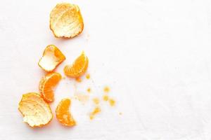 taches sales sur les vêtements blancs de mandarine de fruits photo