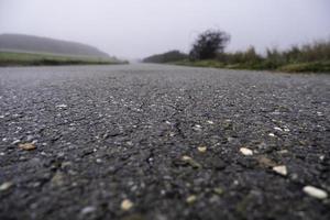 route goudronnée avec brouillard photo