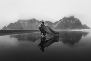 dame sensuelle en robe ondulant sur la plage photographie panoramique monochrome photo