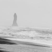 haute roche et mer orageuse paysage monochrome photo