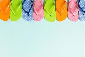 beaucoup de sandales colorées à bascule, vacances d'été sur fond coloré, vue de dessus de l'espace de copie photo