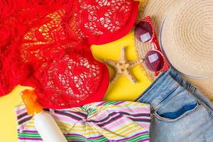 vue de dessus de tenue d'été femme sur fond de couleur. concept de vacances de mode photo