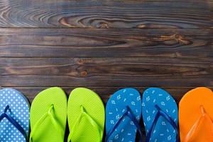 beaucoup de sandales de couleur flip flop, vacances d'été sur fond de bois, vue de dessus de l'espace de copie photo