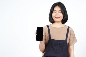 montrant des applications ou des publicités sur un smartphone à écran blanc d'une belle femme asiatique isolée sur fond blanc photo