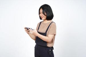 jouer au jeu mobile sur smartphone d'une belle femme asiatique isolée sur fond blanc photo