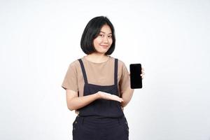 montrant des applications ou des publicités sur un smartphone à écran blanc d'une belle femme asiatique isolée sur fond blanc photo