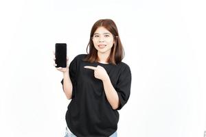 montrant des applications ou des publicités sur un smartphone à écran blanc d'une belle femme asiatique isolée sur fond blanc photo