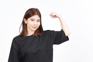 montrant la force et la montée des bras d'une belle femme asiatique isolée sur fond blanc photo