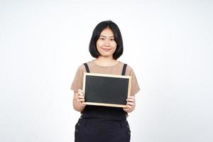 montrant, présentant et tenant un tableau noir vierge d'une belle femme asiatique isolée sur blanc photo