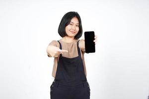 montrant des applications ou des publicités sur un smartphone à écran blanc d'une belle femme asiatique isolée sur fond blanc photo