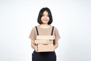 tenant une boîte d'emballage ou une boîte en carton de belle femme asiatique isolée sur fond blanc photo