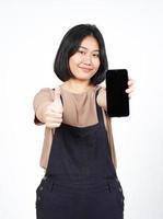 montrant des applications ou des publicités sur un smartphone à écran blanc d'une belle femme asiatique isolée sur fond blanc photo