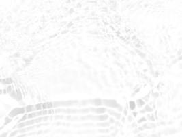 défocalisation floue transparente couleur blanche claire texture de surface de l'eau calme avec des éclaboussures et des bulles. fond de nature abstraite à la mode. vagues d'eau au soleil avec espace de copie. brillance de l'eau blanche photo