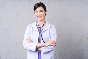 portrait de jeune femme médecin asiatique photo