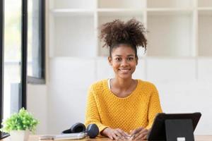 étudiant asiatique fille apprentissage en ligne classe étude en ligne appel vidéo zoom enseignant, heureuse fille asiatique apprendre la langue anglaise en ligne avec ordinateur portable. photo