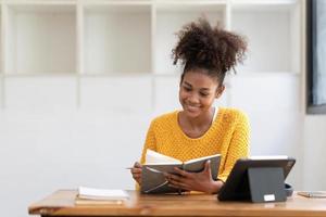 étudiant asiatique fille apprentissage en ligne classe étude en ligne appel vidéo zoom enseignant, heureuse fille asiatique apprendre la langue anglaise en ligne avec ordinateur portable. photo