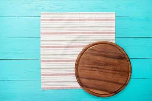 vue de dessus de table en bois, bureau pour pizza avec serviettes colorées. vacances, concept de nourriture photo