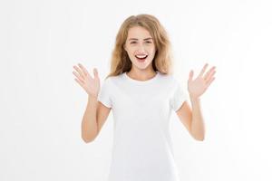 notion de succès. jeune femme caucasienne très heureuse et excitée en t-shirt modèle vierge isolé sur fond blanc. espace de copie. maquette photo