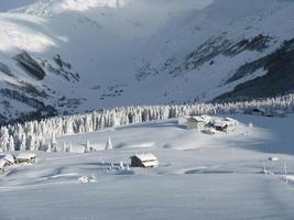 montagne après de fortes chutes de neige photo