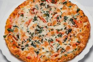 délicieuse pizza italienne sur fond clair vue de dessus photo