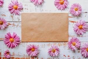 belles fleurs de chrysanthème rose sur fond blanc avec carte postale photo