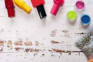 ensemble d'outils de manucure et de vernis à ongles sur un fond en bois blanc. avec un espace pour votre texte photo