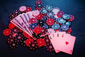 jouer aux jetons de poker, aux cartes et à l'argent en gros plan. la vue du haut photo