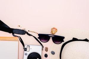 accessoires de voyage d'été. appareil photo, chapeau, lunettes et vue de dessus sur fond clair. avec un espace pour votre texte photo