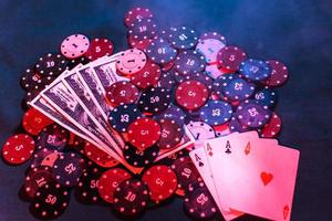 poker jouant des jetons, des cartes et de l'argent avec de la fumée gonflée. la vue du haut photo