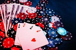 jouer aux jetons de poker, aux cartes et à l'argent en gros plan. la vue du haut photo