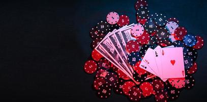 jouer aux jetons de poker, aux cartes et à l'argent enfumé. la vue du haut photo