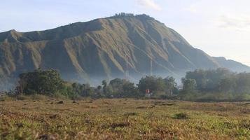 vue sur le village sembalun de lombok, le mont rinjani, les collines de sembalun lombok photo