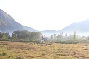 vue sur le village sembalun de lombok, le mont rinjani, les collines de sembalun lombok photo