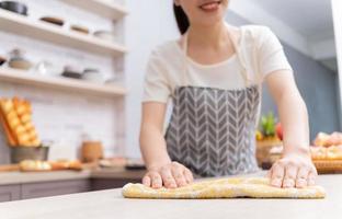 jeune femme asiatique nettoyant la cuisine après la cuisson photo