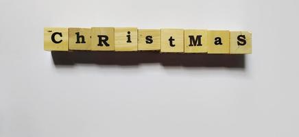 mot de noël dans le concept de cubes en bois, isolé sur fond blanc. photo