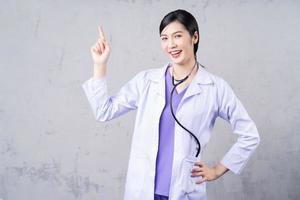 portrait de jeune femme médecin asiatique photo