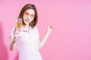 photo de jeune fille asiatique posant sur fond rose