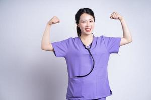 portrait de jeune infirmière asiatique sur fond blanc