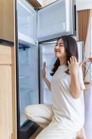 image de jeune femme asiatique avec réfrigérateur photo